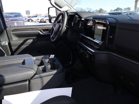 Used 2025 Chevrolet Silverado 2500 LT w/ Convenience Package image 33