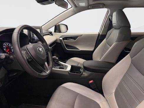 Used 2022 Toyota RAV4 XLE Premium image 8