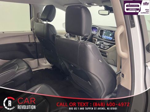 Used 2022 Chrysler Pacifica Touring-L image 43