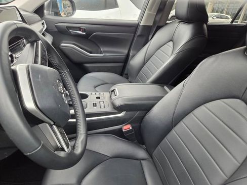 Used 2025 Toyota Highlander XLE AWD/4WD image 9