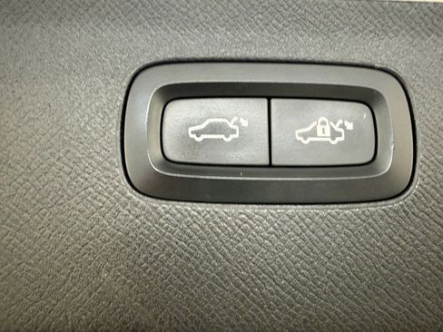 Used 2016 Volvo XC90 T6 Momentum w/ Momentum Plus Package AWD/4WD image 6