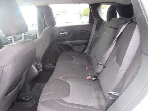 Used 2019 Jeep Cherokee Latitude w/ Popular Appearance Group image 20