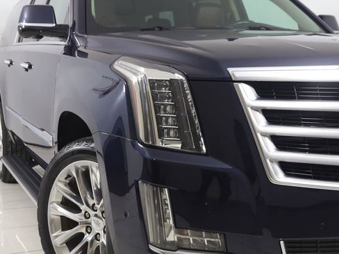 Used 2019 Cadillac Escalade ESV Premium Luxury image 19