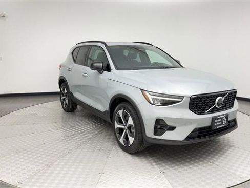 Certified 2025 Volvo XC40 B5 Plus image 8