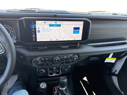 Used 2025 Jeep Gladiator Sport w/ Premium Package image 16