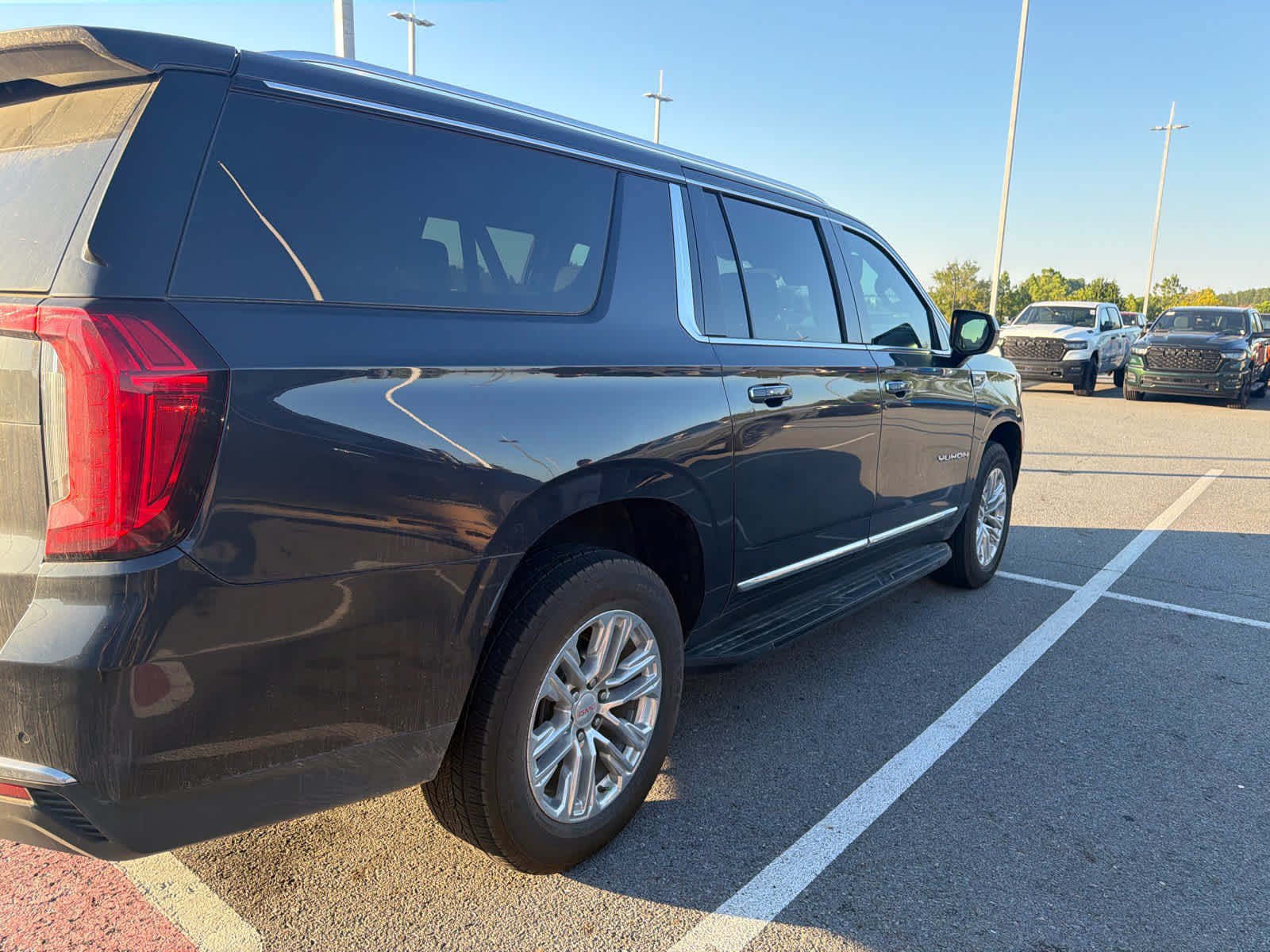 Used 2023 GMC Yukon XL SLT AWD/4WD image 3