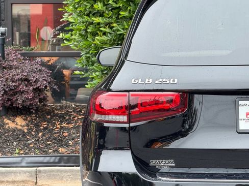 Used 2022 Mercedes-Benz GLB 250 4MATIC w/ Premium Package Lite image 15