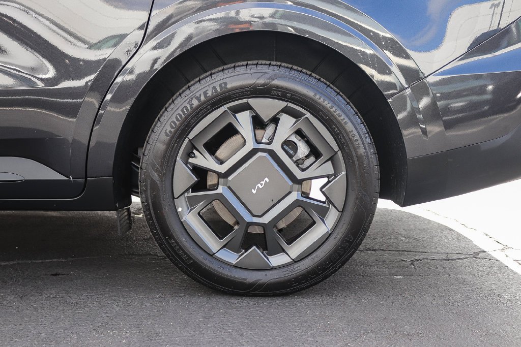 Certified 2026 Kia Carnival EX FWD image 11