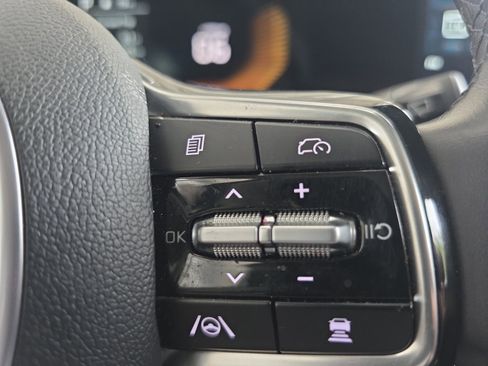 Used 2025 Kia Carnival image 23