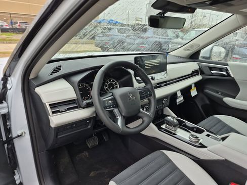 New 2026 Mitsubishi Outlander SE image 32