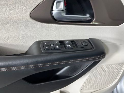 Used 2019 Chrysler Pacifica Touring-L image 16