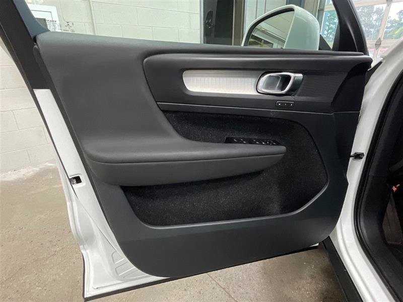 Used 2021 Volvo XC40 T4 Momentum FWD image 9