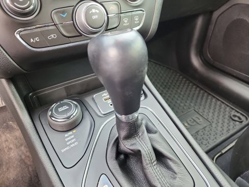 Used 2022 Jeep Cherokee Latitude w/ Sun & Sound Group image 24