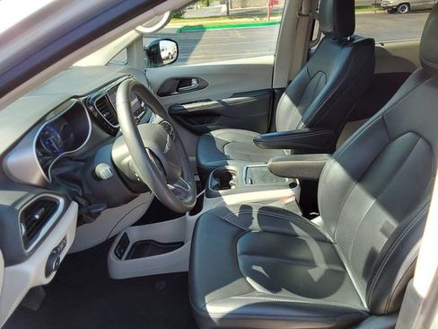 Used 2024 Chrysler Pacifica Touring-L FWD image 22