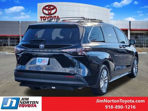 Used 2023 Toyota Sienna XLE Woodland Edition image 6