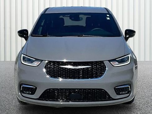 Used 2025 Chrysler Pacifica Select FWD image 3