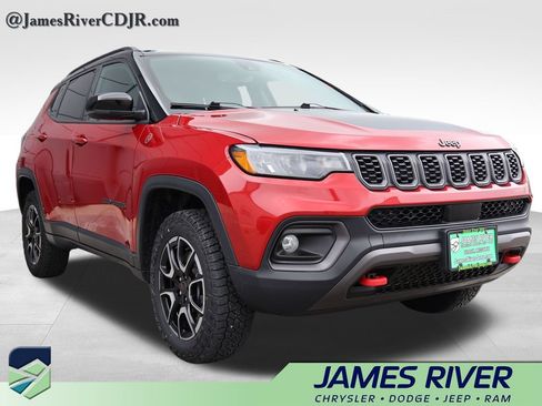 Used 2025 Jeep Compass Trailhawk AWD/4WD image 6
