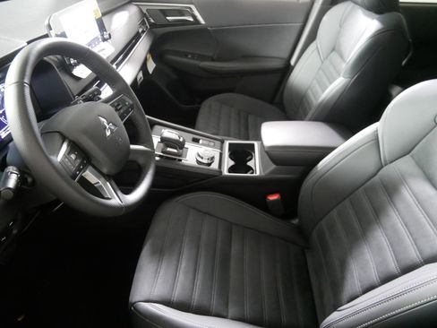 New 2025 Mitsubishi Outlander SE image 4