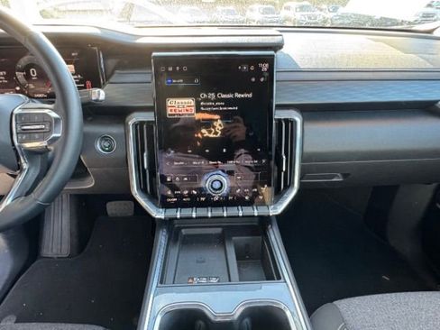 Used 2025 GMC Acadia Elevation image 24