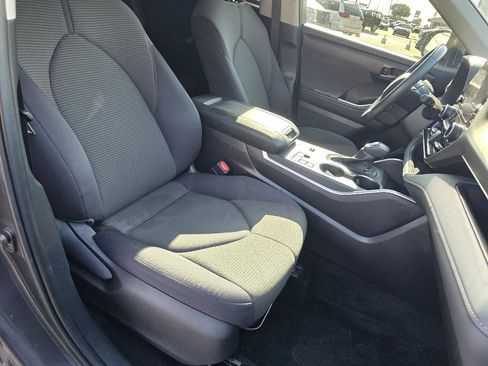 Used 2025 Toyota Highlander LE FWD image 13