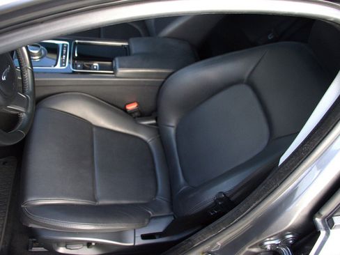 Used 2018 Jaguar XE Premium image 32