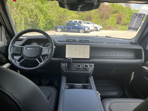 Used 2025 Land Rover Defender 110 S image 26