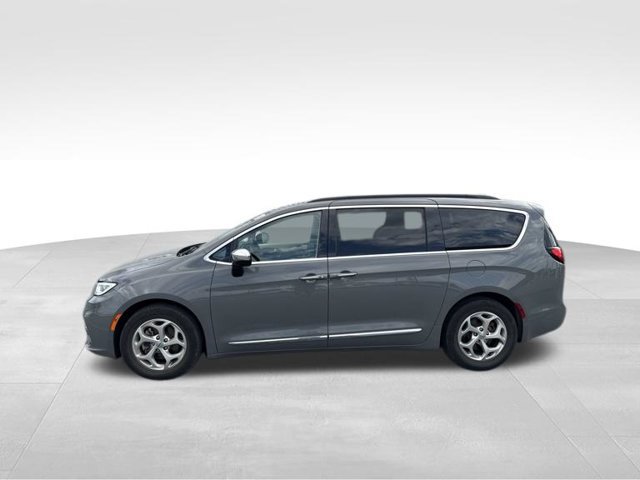 Used 2023 Chrysler Pacifica Limited w/ Uconnect Theater Family Group FWD image 5