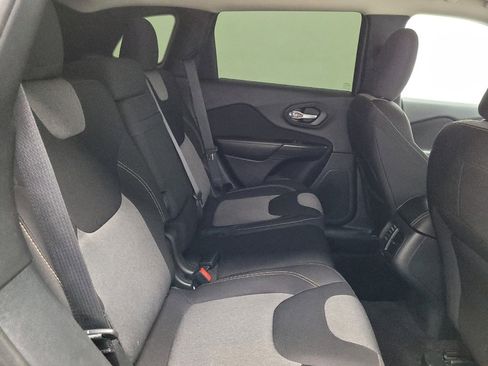 Used 2016 Jeep Cherokee Sport image 19