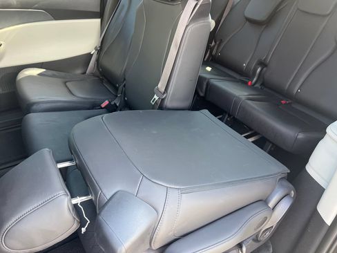 Used 2024 Kia Carnival LX FWD image 17