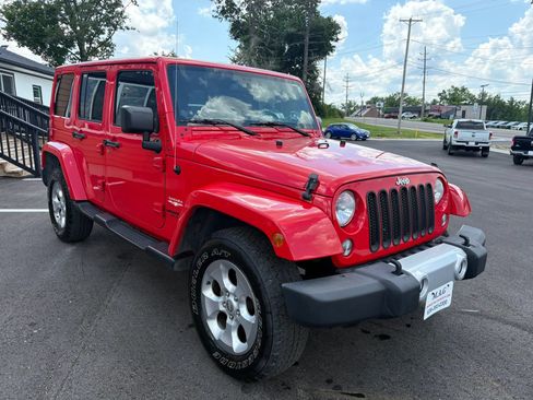 Used 2014 Jeep Wrangler Unlimited Sahara w/ Dual Top Group AWD/4WD image 8