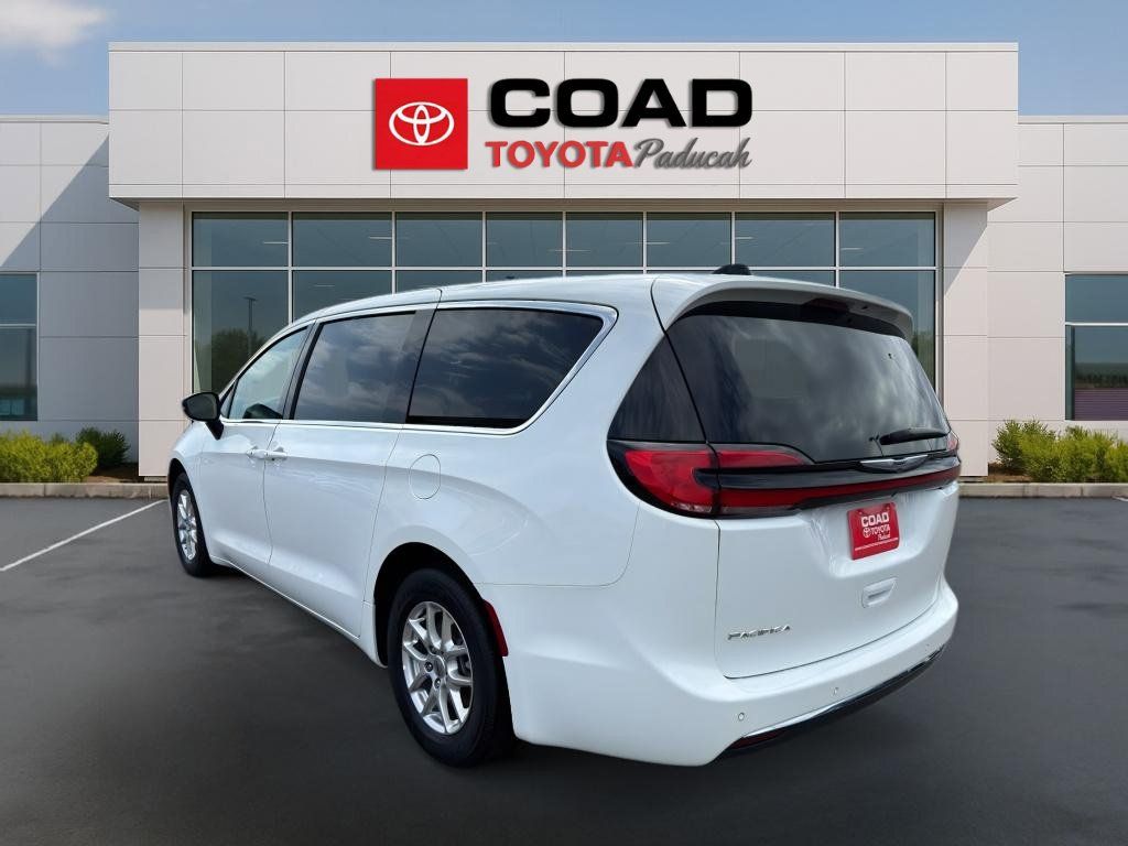 Used 2025 Chrysler Pacifica Select FWD image 3