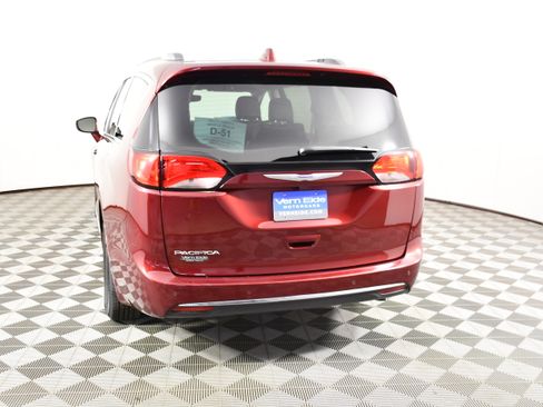 Used 2020 Chrysler Pacifica Touring-L FWD image 7