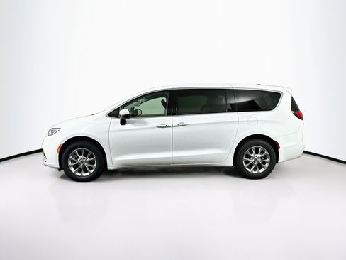 Used 2023 Chrysler Pacifica Touring-L AWD/4WD image 4