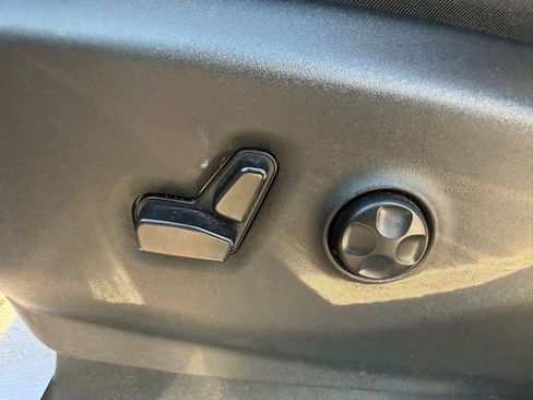 Used 2023 Chrysler Pacifica Touring-L FWD image 18