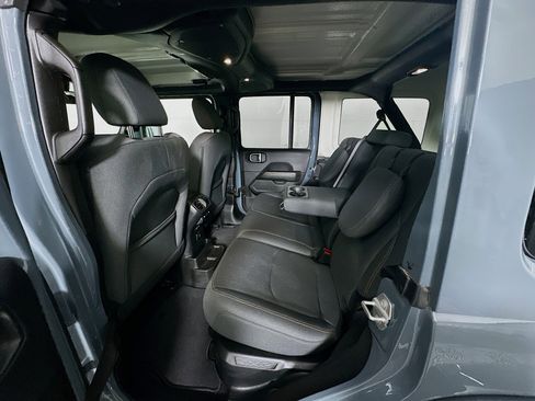 Used 2025 Jeep Wrangler Sahara image 28