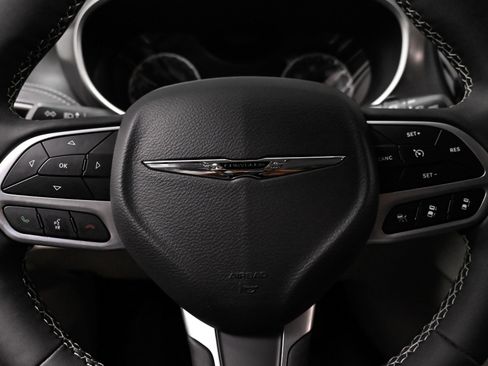 Used 2023 Chrysler Pacifica Touring-L w/ Uconnect Theater Family Group FWD image 41