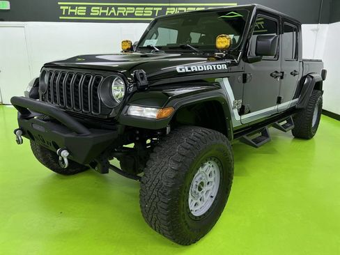 Used 2024 Jeep Gladiator Sport AWD/4WD image 5