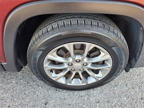 Certified 2019 Jeep Cherokee Latitude Plus w/ Comfort/Convenience Group image 18