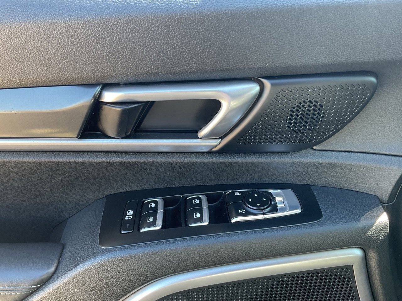 Used 2025 Kia Telluride S FWD image 26