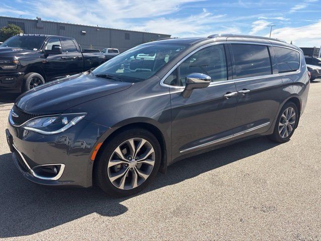 Used 2020 Chrysler Pacifica Limited w/ Tire & Wheel Group FWD image 3