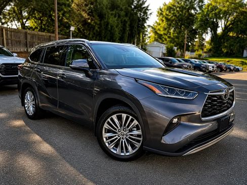 Used 2022 Toyota Highlander Platinum AWD/4WD image 1