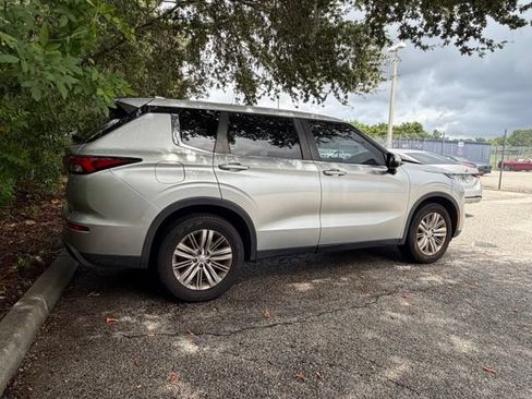 Used 2022 Mitsubishi Outlander ES FWD image 3