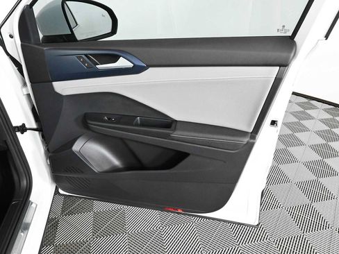 Certified 2024 Volkswagen Taos SE FWD image 8