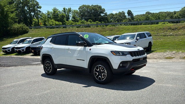 Used 2024 Jeep Compass Trailhawk AWD/4WD image 2