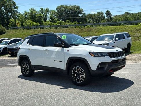 Used 2024 Jeep Compass Trailhawk AWD/4WD image 2