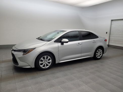 Used 2021 Toyota Corolla LE FWD image 2