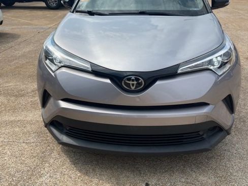 Used 2019 Toyota C-HR XLE image 2