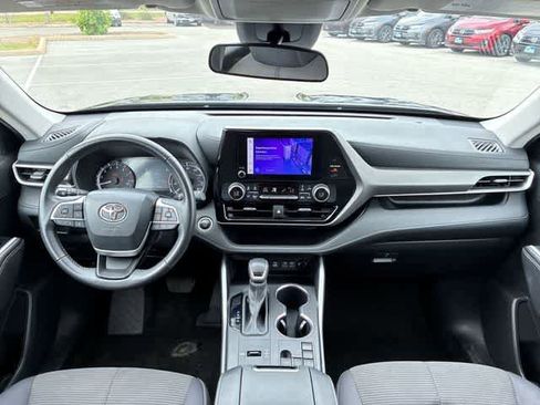 Used 2024 Toyota Highlander LE FWD image 16