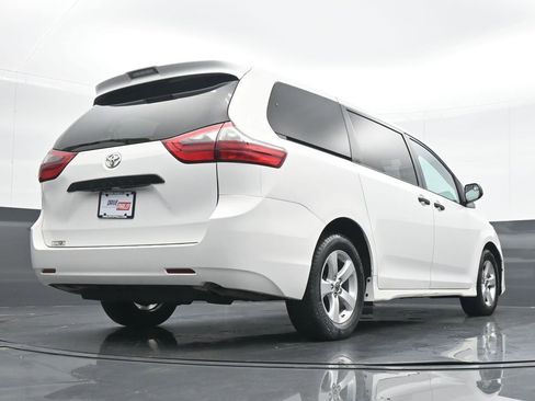 Used 2020 Toyota Sienna L image 20