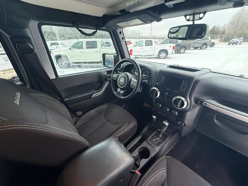 Used 2017 Jeep Wrangler Unlimited Sahara w/ Connectivity Group image 7